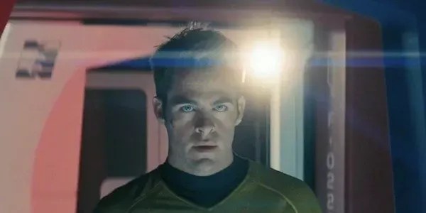 Un ejemplo de un destello de lente CSS que hacemos muestra un resplandor a la derecha de un actor en un cuadro de la película Star Trek de 2009.