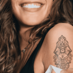 Cómo Inkbox guía a los clientes a través de su amplio catálogo en línea de tatuajes temporales