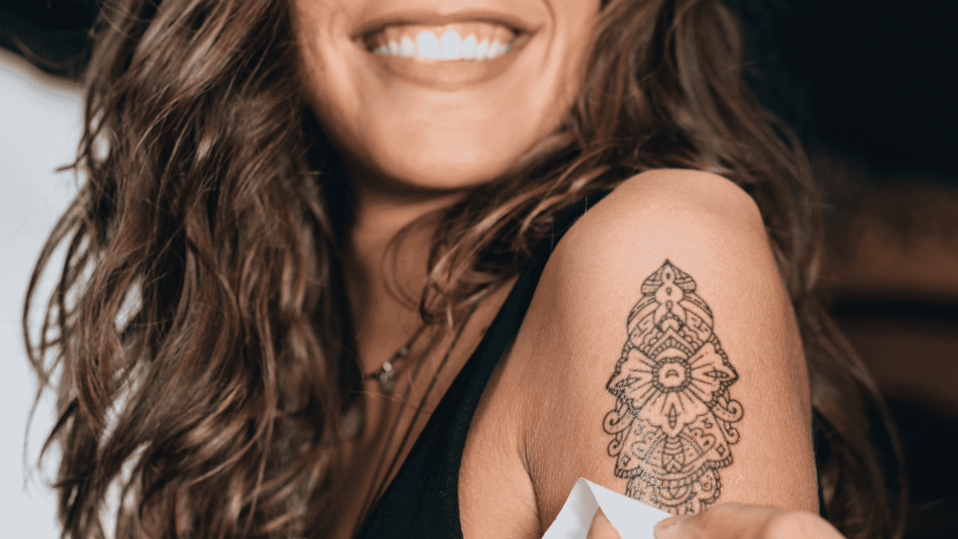 Cómo Inkbox guía a los clientes a través de su amplio catálogo en línea de tatuajes temporales