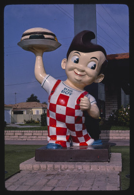 Foto de la estatua del Big Boy sosteniendo una hamburguesa.