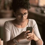 El deterioro de la economía está llevando a más compradores a obtener información en línea antes de realizar compras en la tienda.