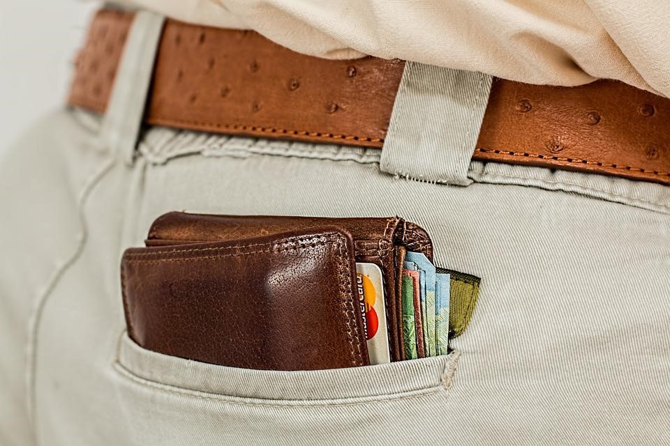 billetera en el bolsillo trasero